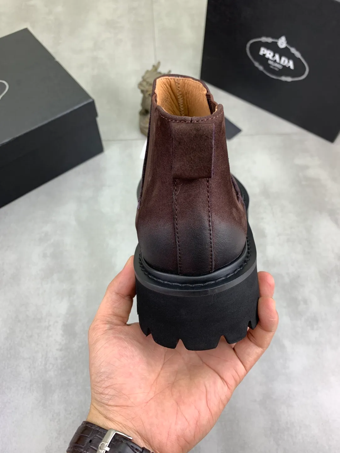 Men's shoes 💰P560 💰[New style]🔥🆕Hot model [PRADA]Prada🔝High-top Chelsea Martin boots are a high-end brand of men's shoes. The uppers are made of top-layer calfskin imported from Italy➕top-layer pigskin lining for the feet🔥, making walking more convenient and comfortable! Exclusive new style, stunning work [color]! Create a fashionable personality to set off your uniqueness! Create a fashionable personality to set off your uniqueness! A must-have for trendy men! Classic🔥super wear-resistant rubber outsole, size: 38-44 (45 can be customized) black or brown🉑️choose